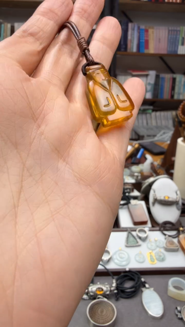 琥珀颈饰未镶嵌翁仲吊坠