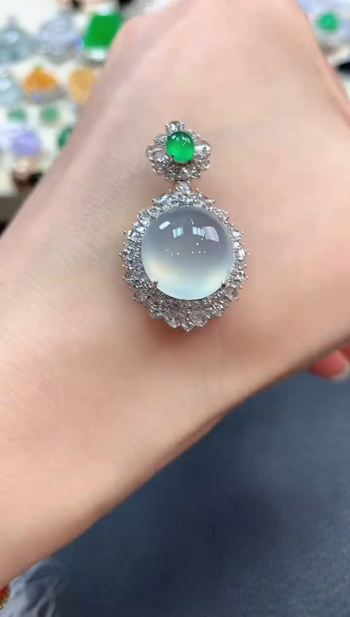 【闪购商品】翡翠吊坠(不含链)18K金镶嵌m81       