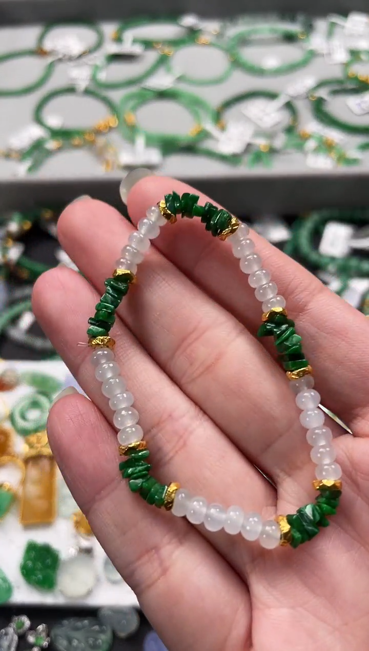 翡翠足金镶嵌套链一条   MK229