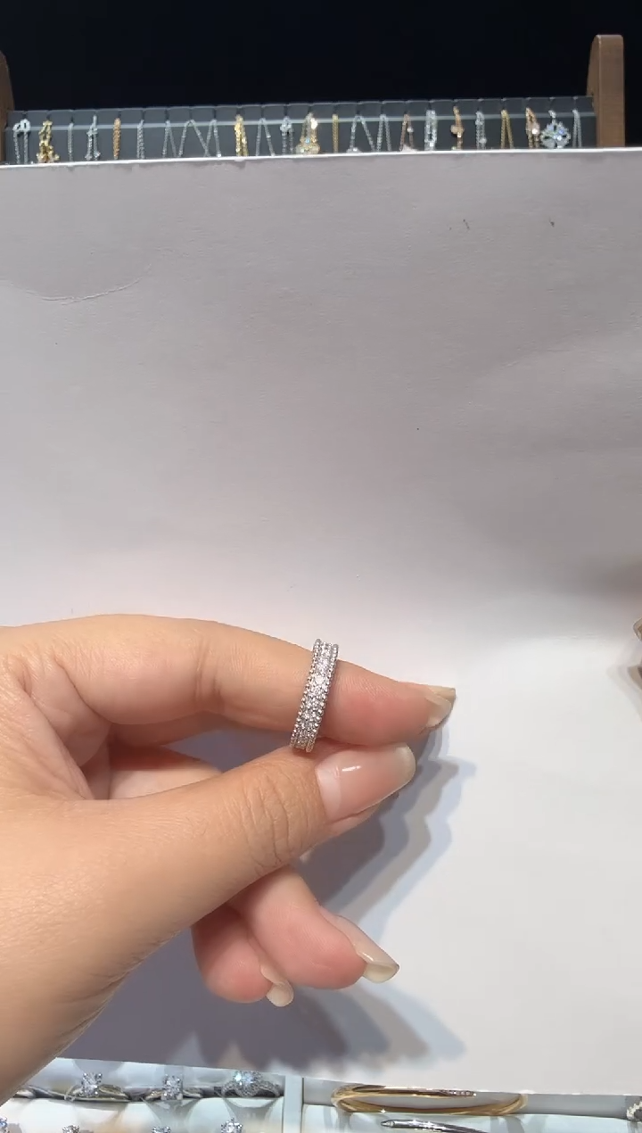 18K金镶嵌合成钻石珠边钻戒