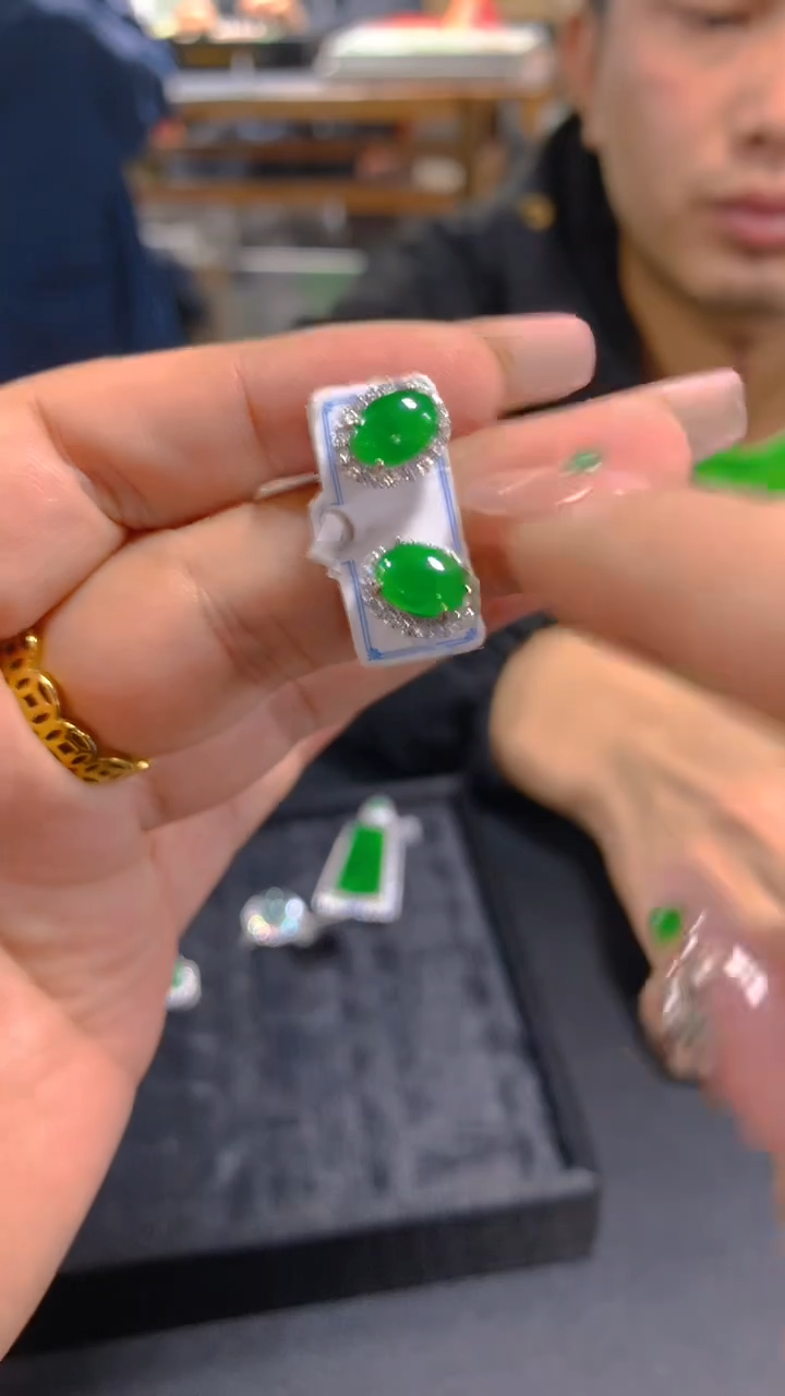 【闪购商品】翡翠吊坠(赠链)未镶嵌0380688596多样性发其一