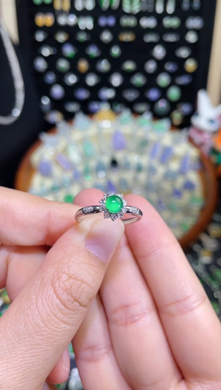 颈饰18K金镶嵌翡翠卡4.5玻璃种绿蛋戒指