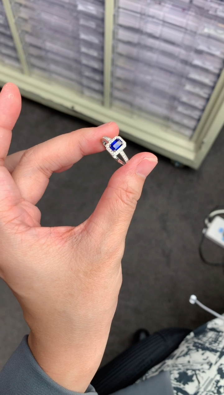 【闪购商品】蓝宝石戒指18K金镶嵌1ct皇家蓝戒指