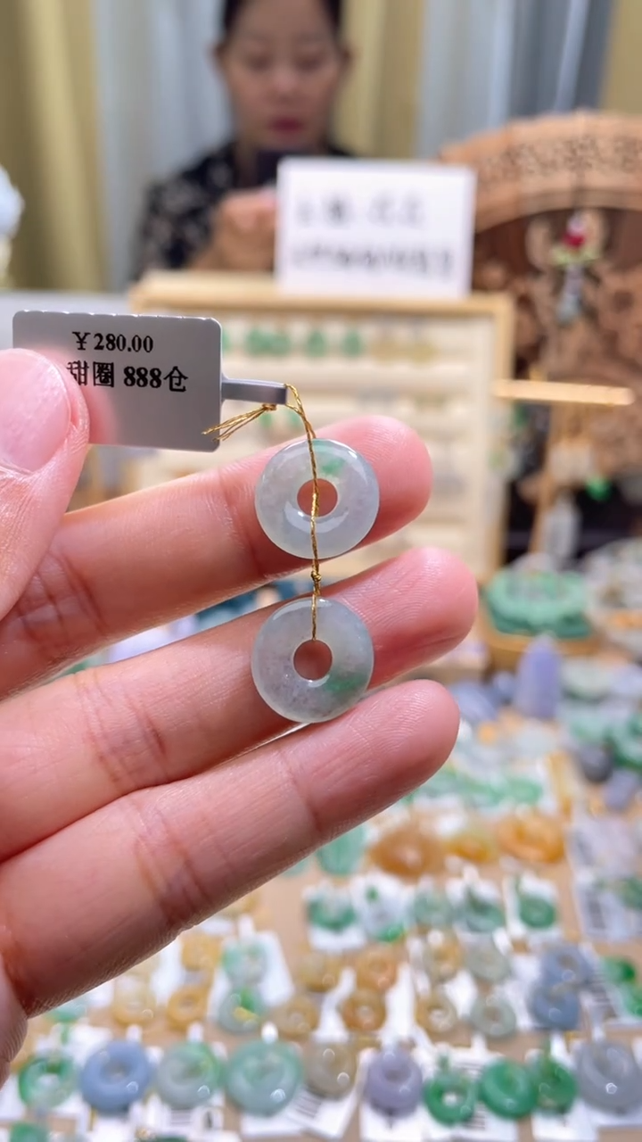 翡翠未镶嵌颈饰甜甜圈