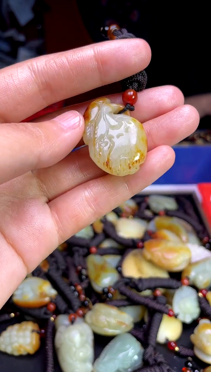 和田玉未镶嵌颈饰1