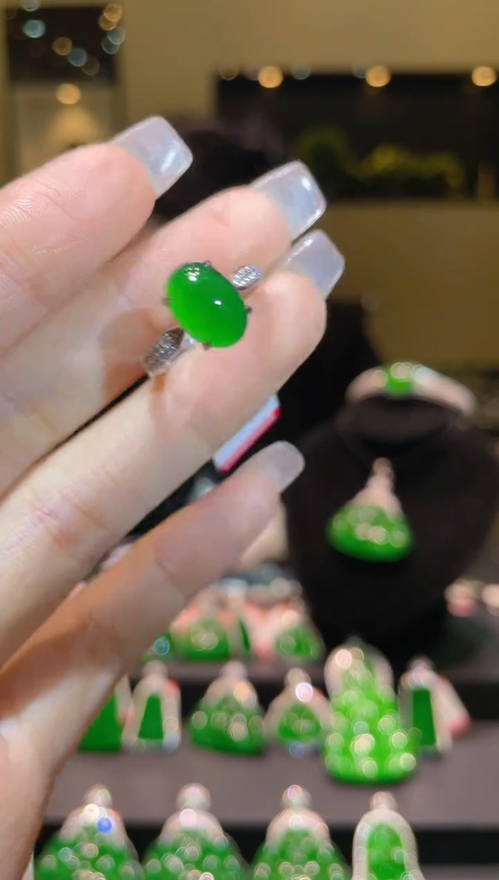 【闪购商品】翡翠吊坠(不含链)18K金镶嵌A81