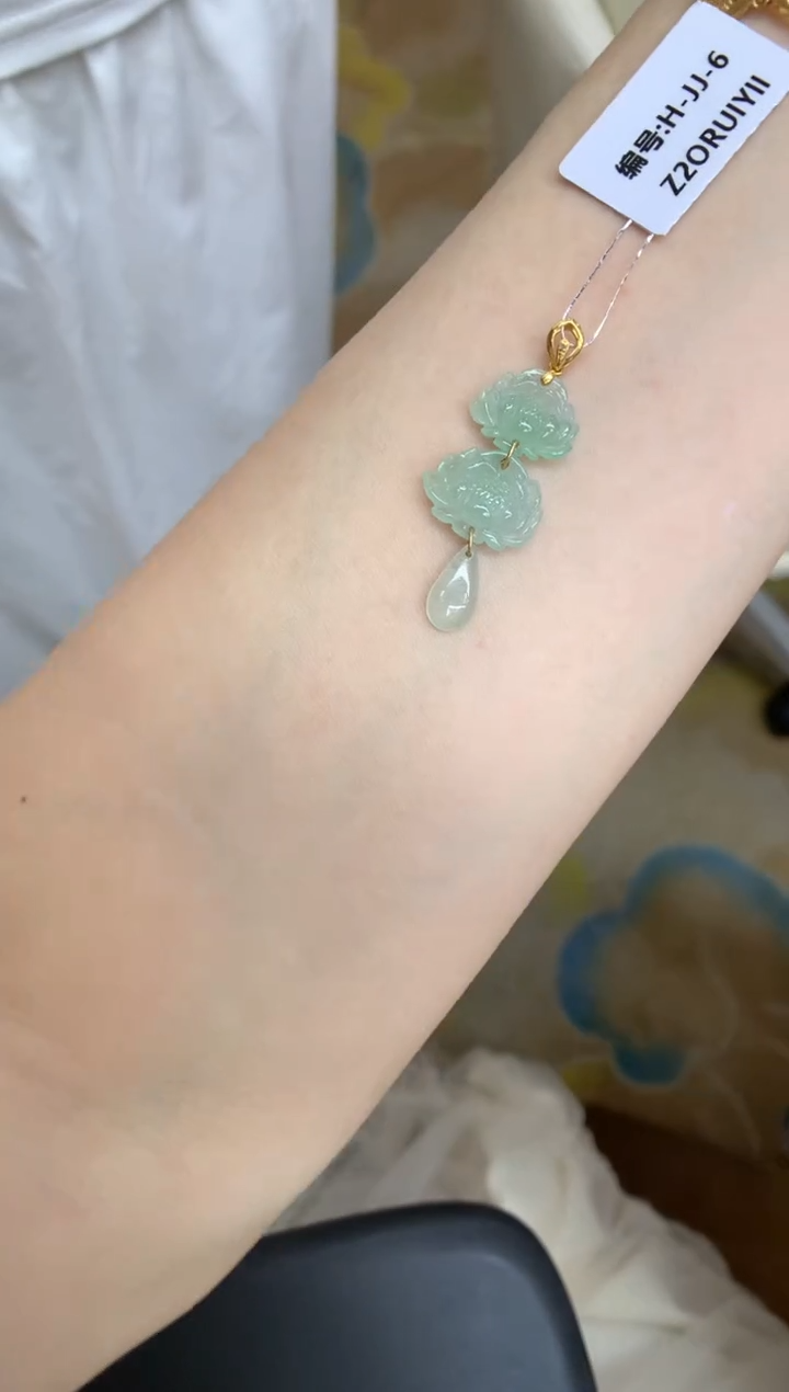 翡翠18K金镶嵌颈饰莲花