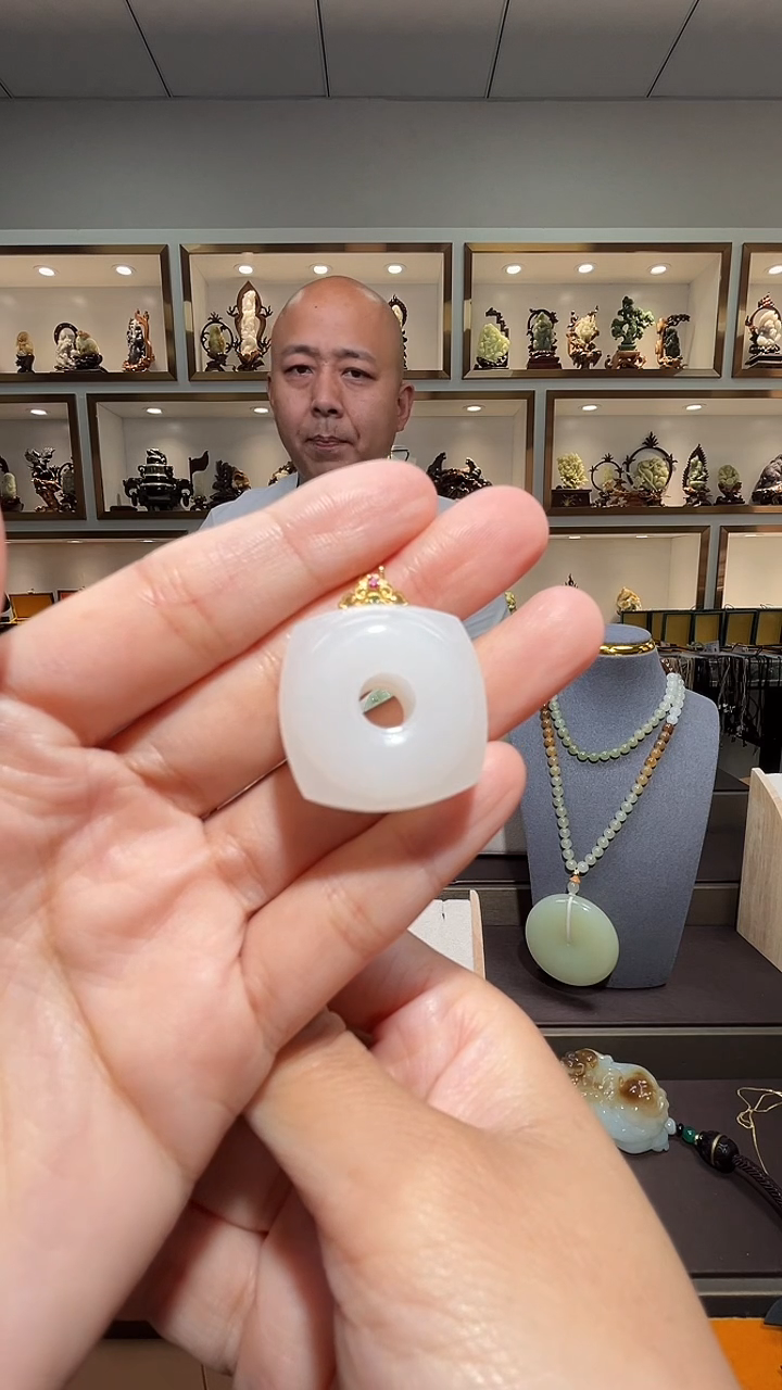 和田玉18K金镶嵌颈饰苏