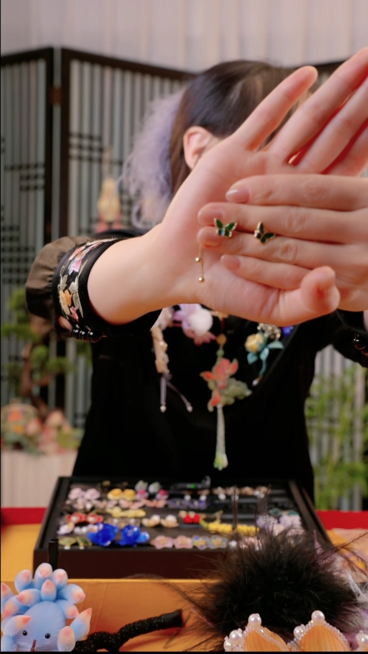 刺绣黑**?非遗绒花苏绣饰品服饰