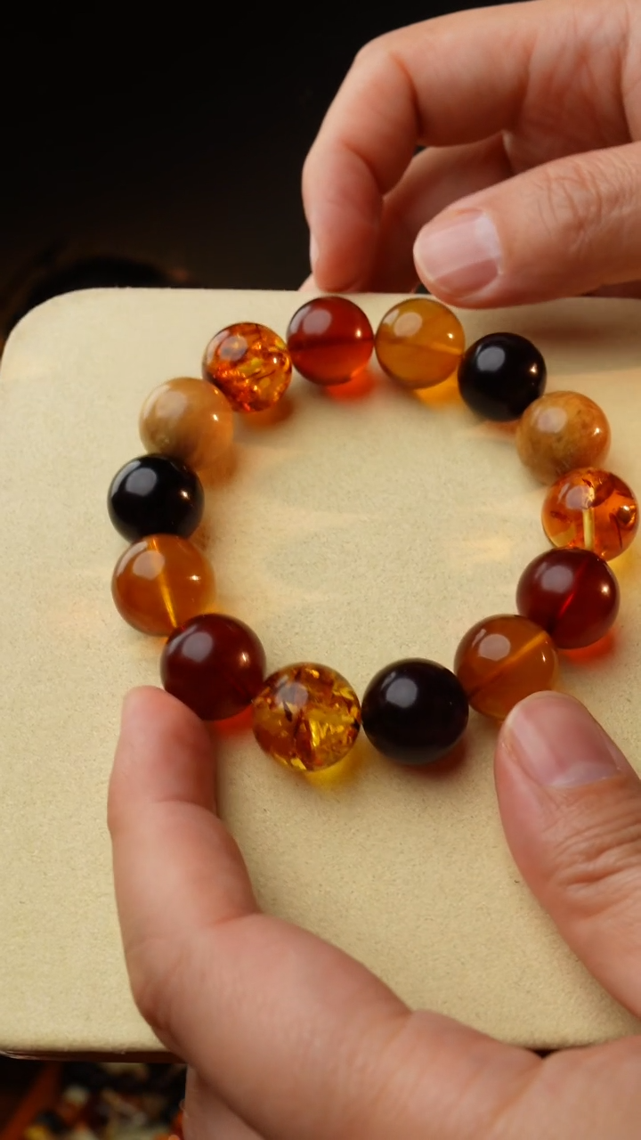 【闪购商品】琥珀裸石未镶嵌16+多宝手串