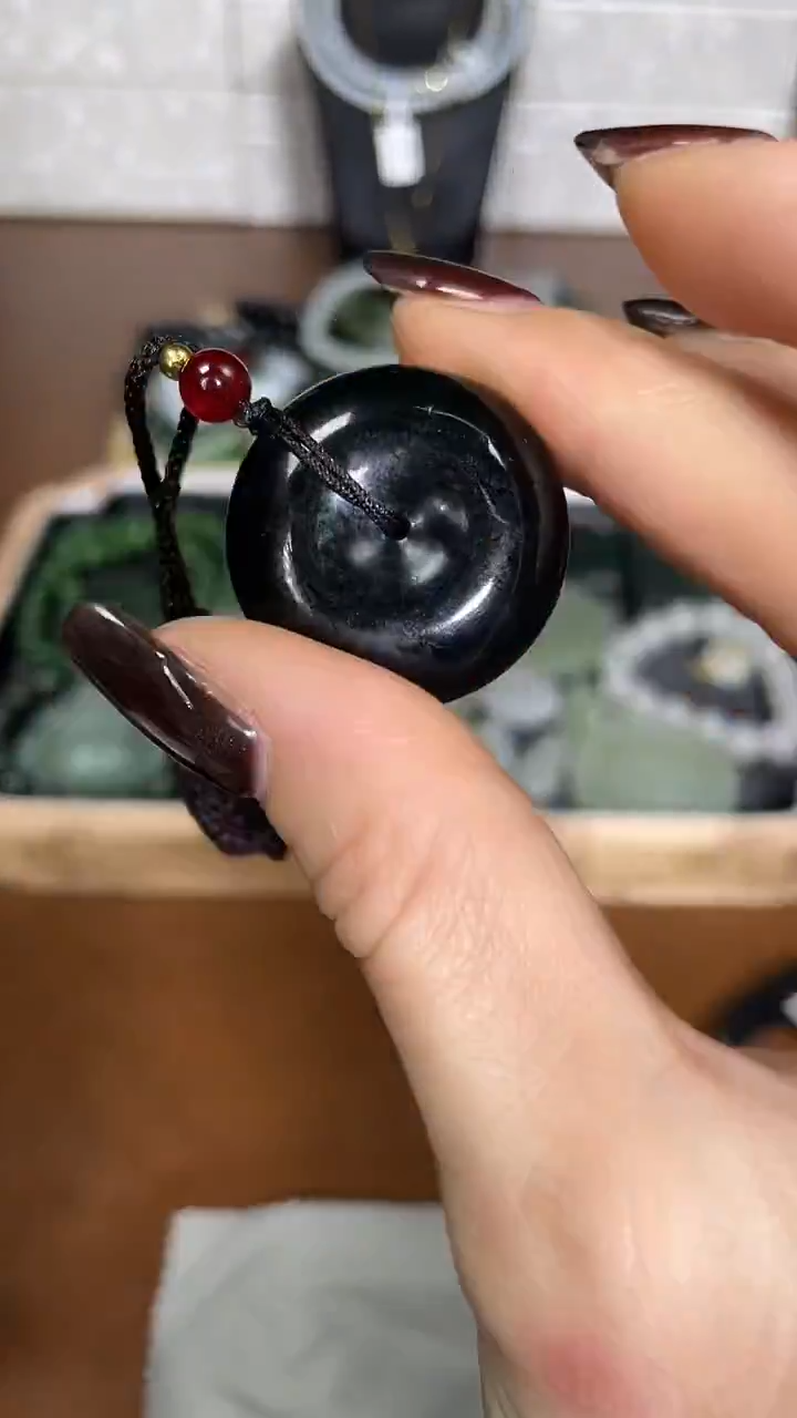 颈饰未镶嵌和田玉黑青平安扣 