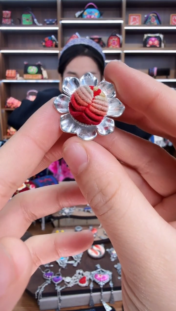 【闪购商品】织绣83蒙阿苏苗绣传承