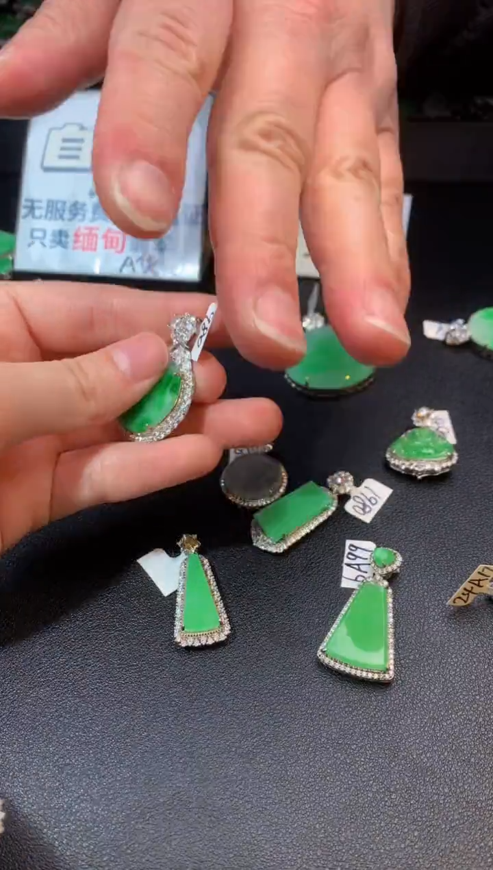 【闪购商品】翡翠颈饰银S925镶嵌翡翠