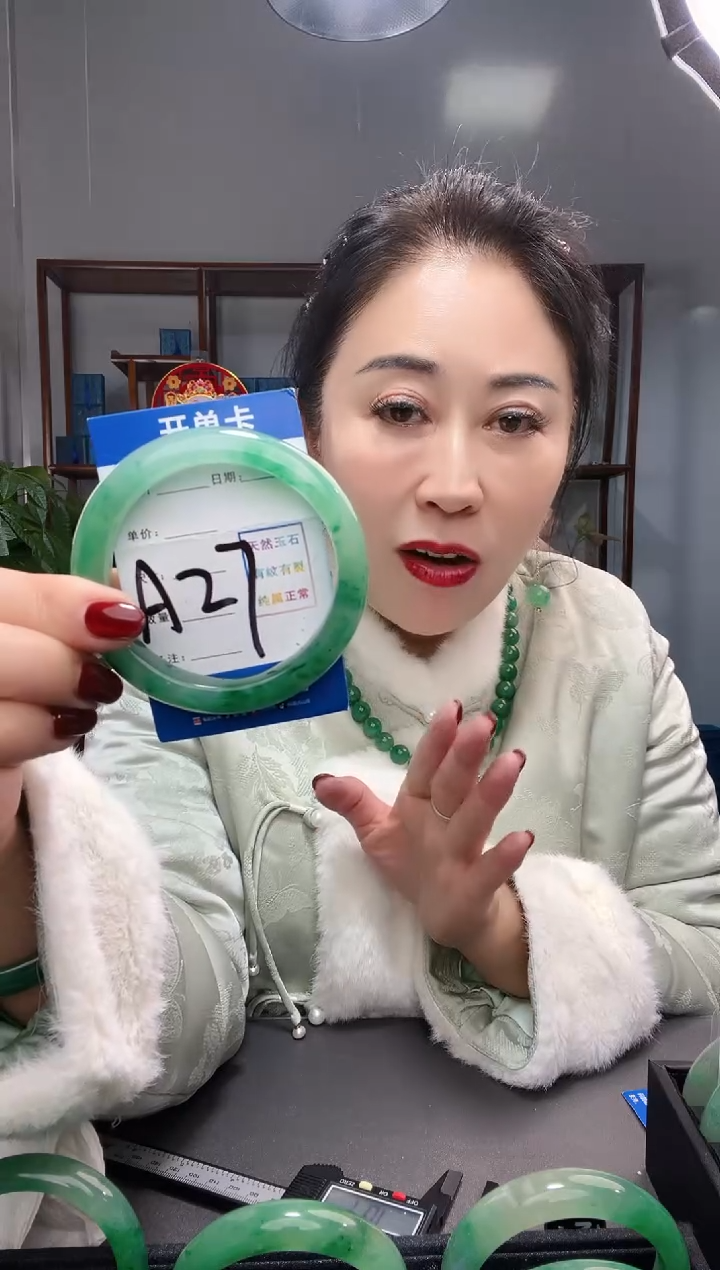 【闪购商品】石英质玉手镯未镶嵌非洲翠