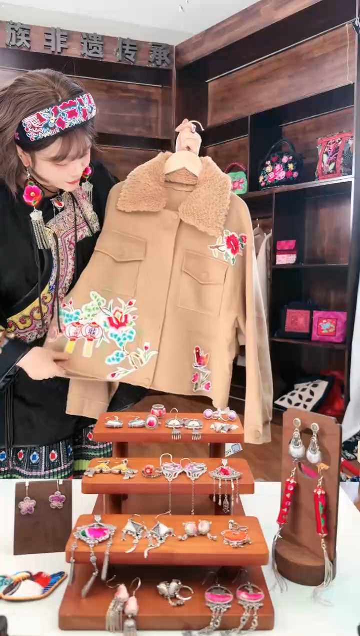 【闪购商品】织绣L42蚩梦苗族古绣