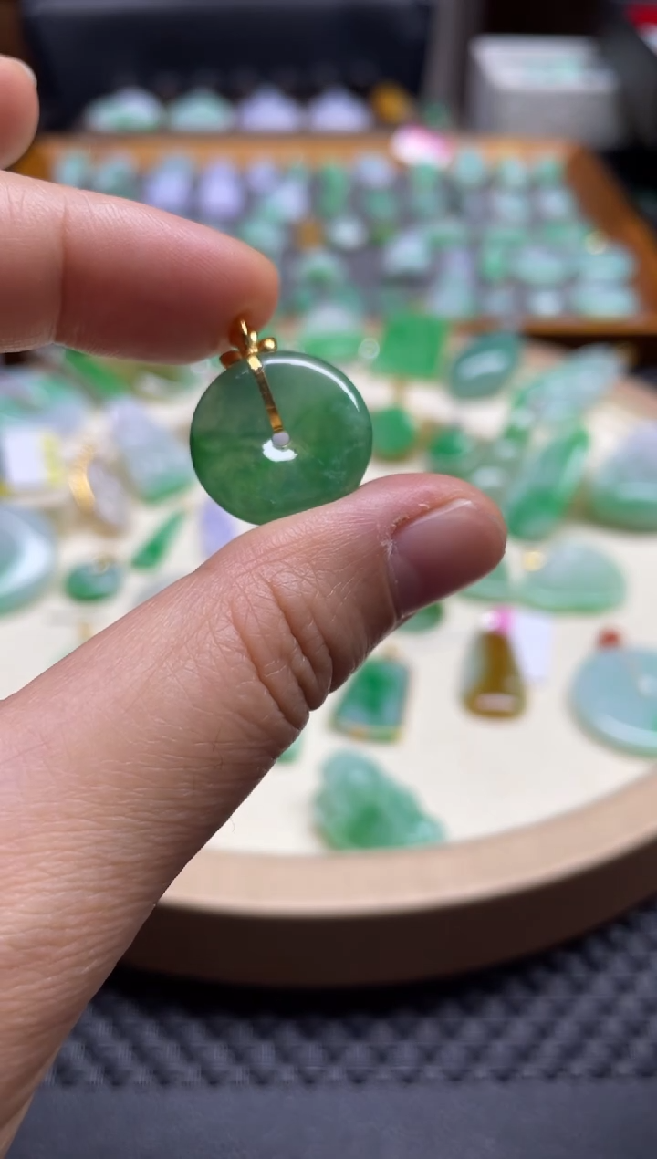 【闪购商品】翡翠颈饰18K金镶嵌平安扣