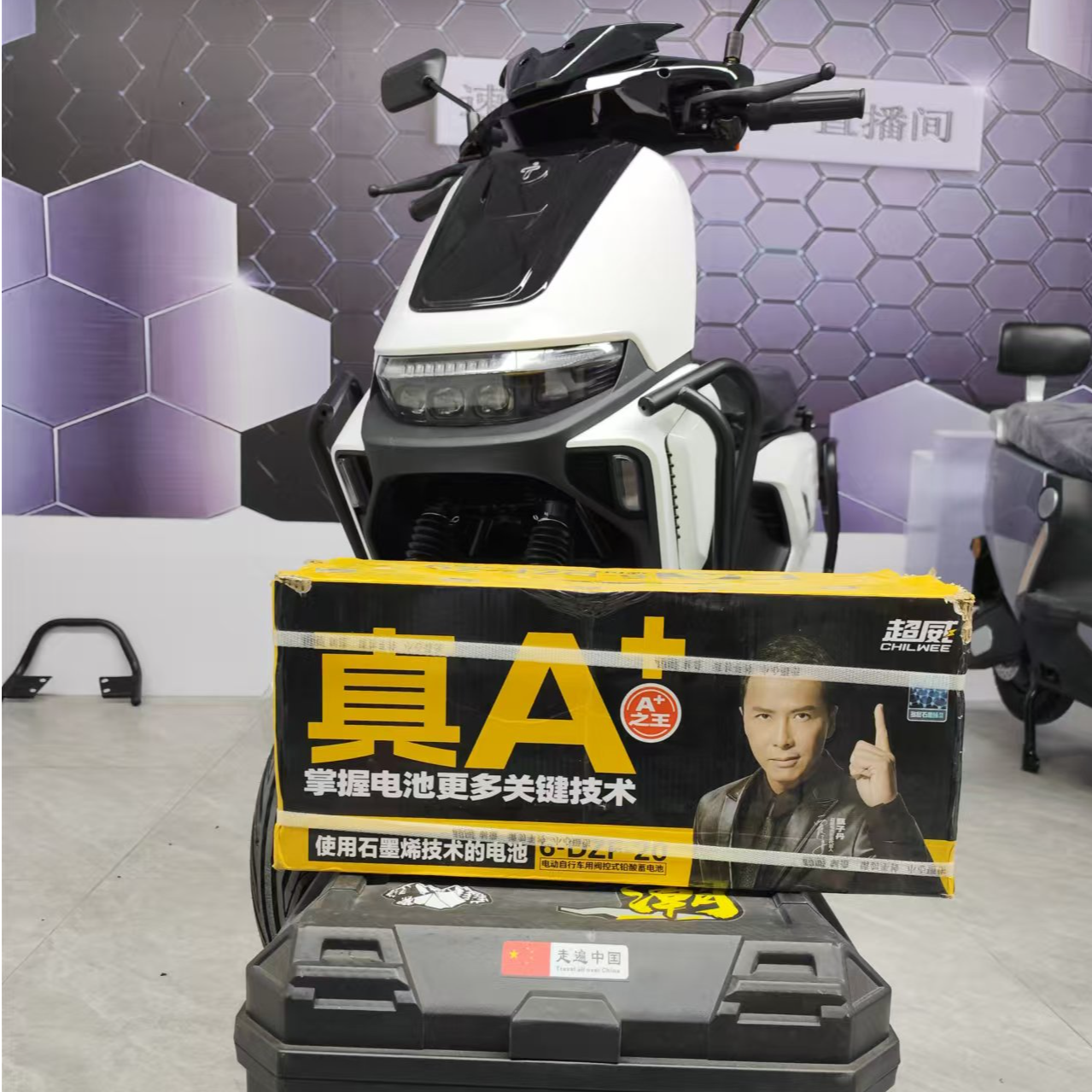 超威石墨烯黑金电池天能黑金60v72v