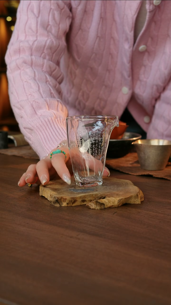 玻璃诗文随形公道杯..