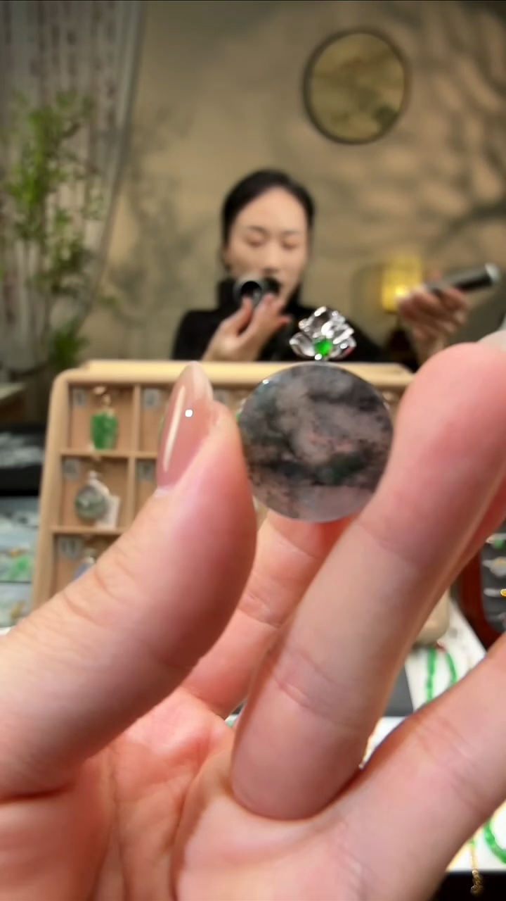 颈饰18K金镶嵌翡翠无事牌