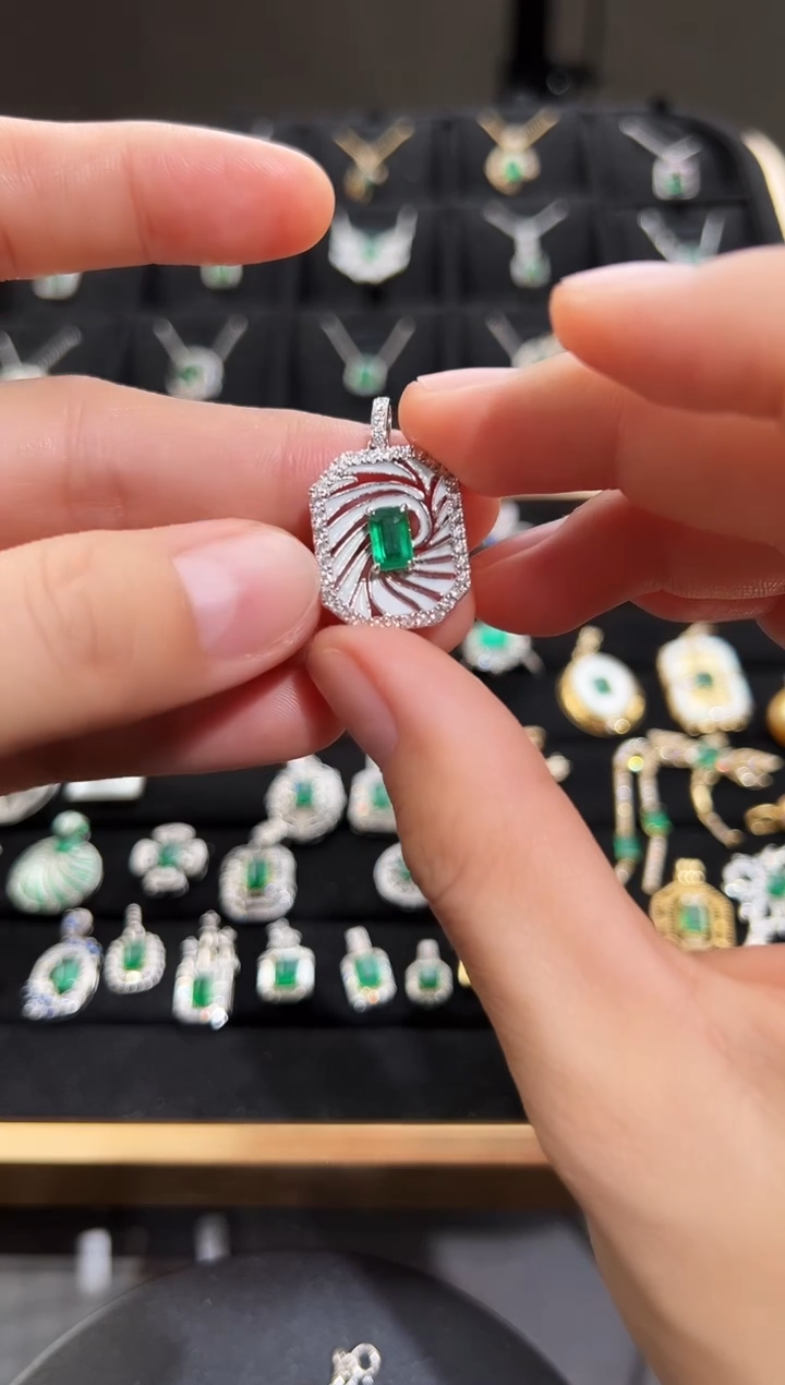 【闪购商品】祖母绿吊坠(不含链)18K金镶嵌祖母绿吊坠