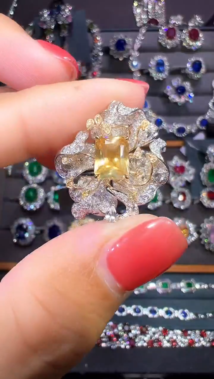 2.05ct彩色蓝宝石18K金镶嵌金丝雀