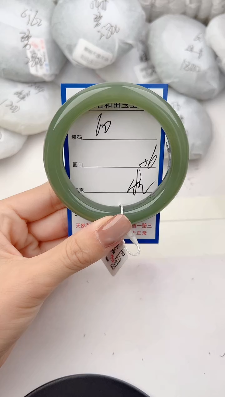 和田玉手镯未镶嵌60颜色微差无瑕疵