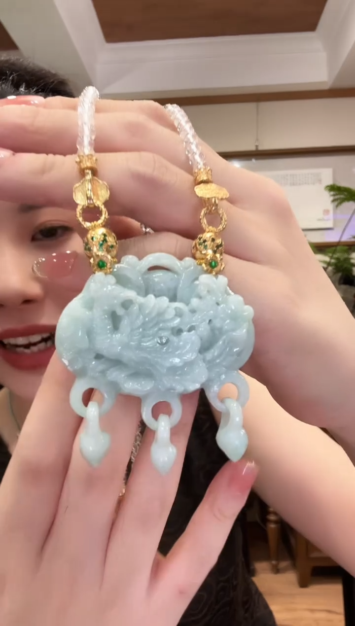 翡翠未镶嵌颈饰国风