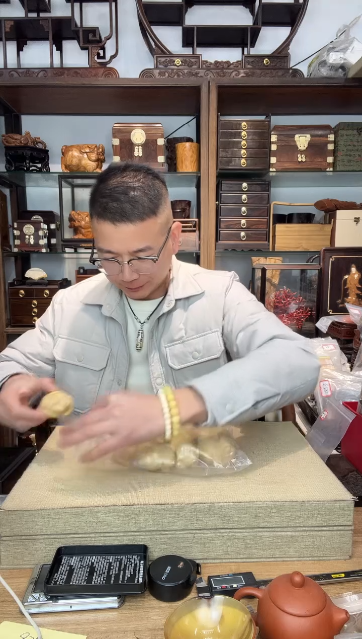 乌木类书架664小叶黄杨福猪手把件  瑕疵