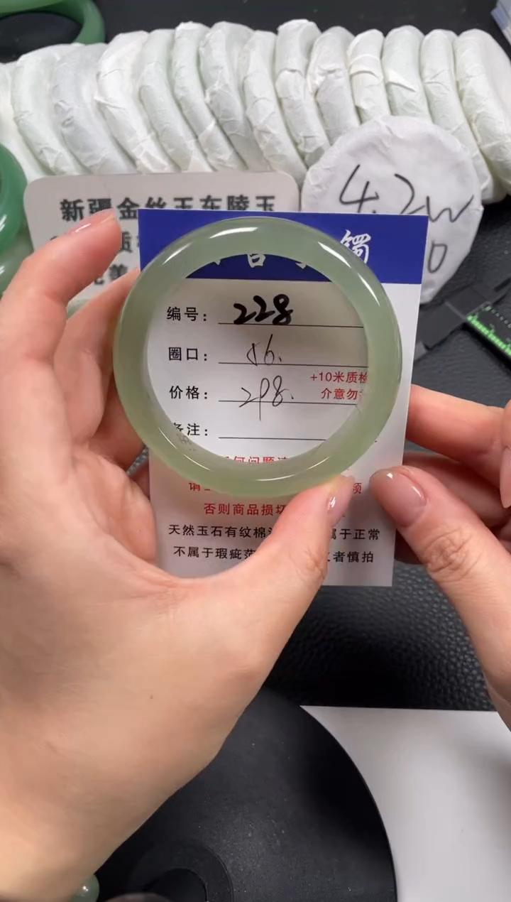 【闪购商品】石英质玉手镯未镶嵌56