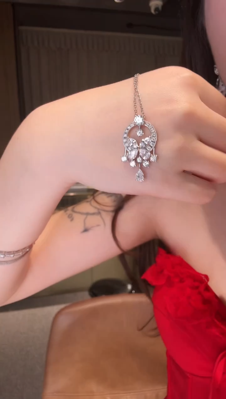 铂Pt950镶嵌项链钻石马眼蝴蝶