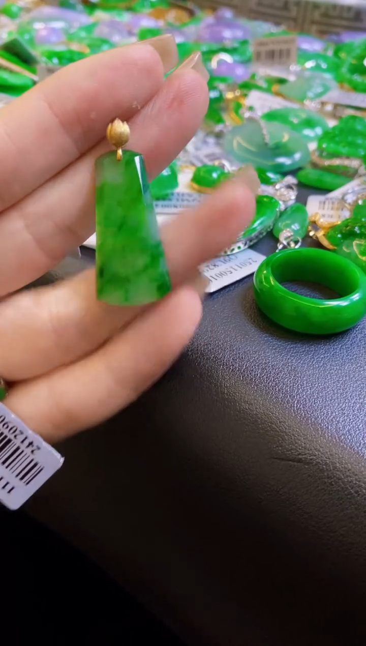 【闪购商品】定制翡翠18K金镶嵌吊坠