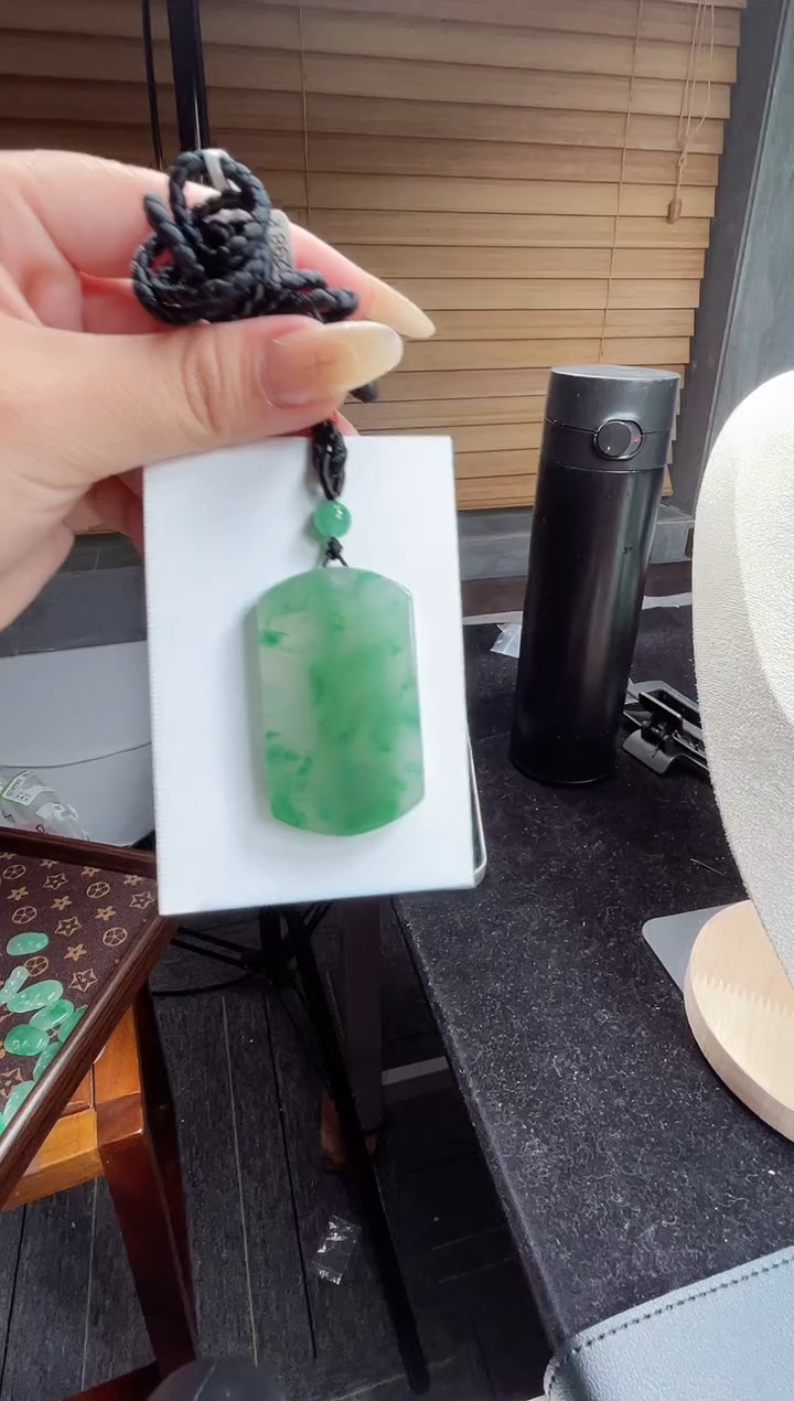 吊坠(赠链)未镶嵌石英质玉（非洲翠）3.268无事牌