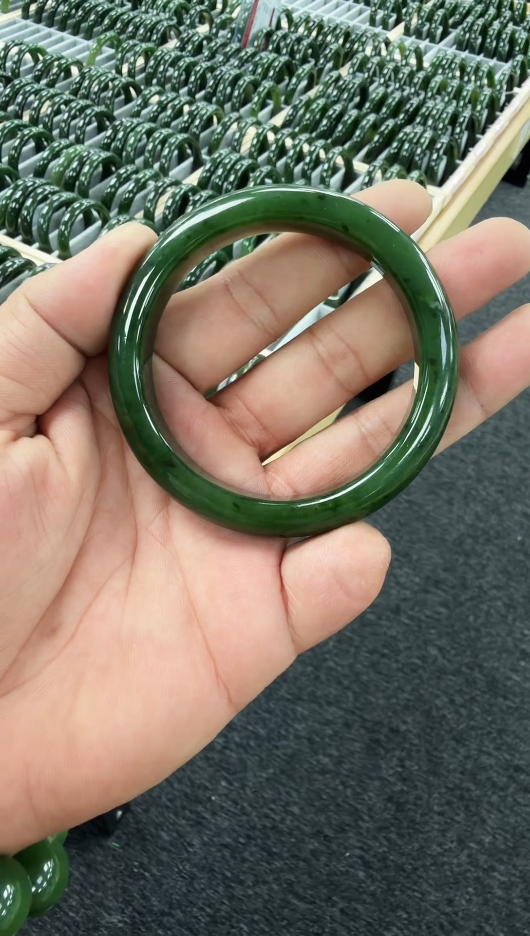 未镶嵌手镯和田玉春**实老俄碧菠菜绿手镯圈口58