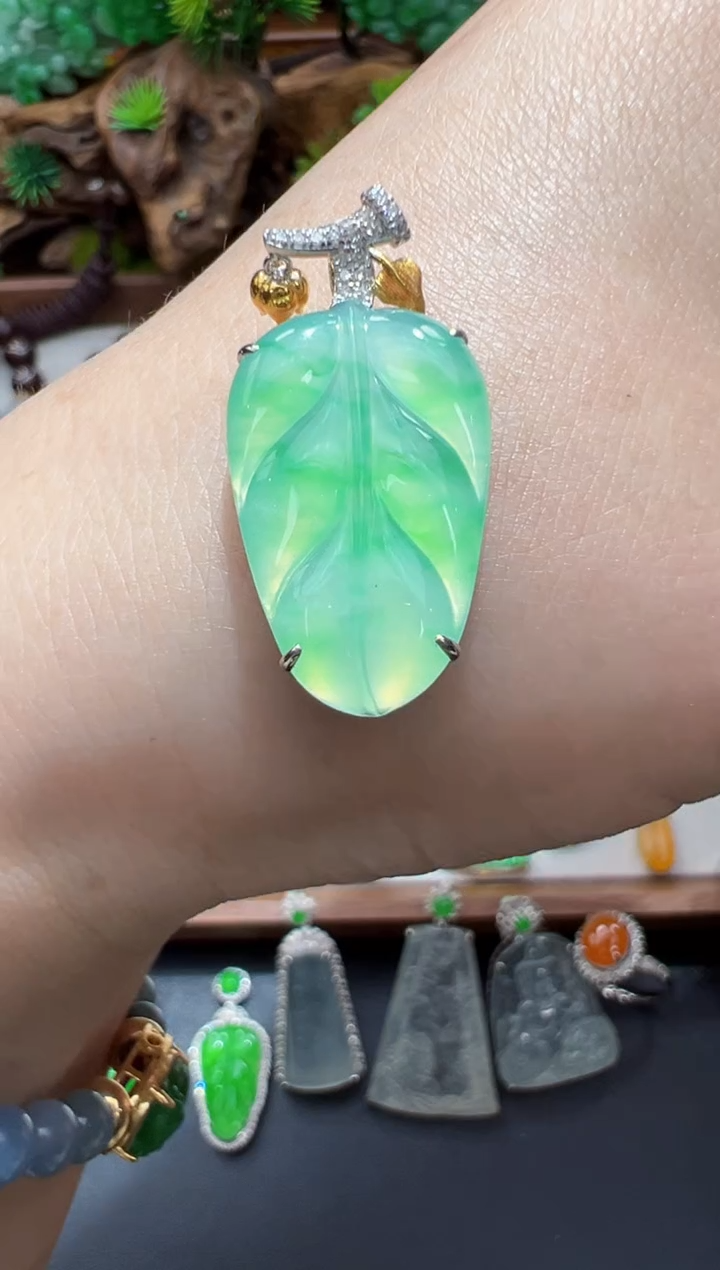 颈饰18K金镶嵌翡翠29.1*14.1*5.3叶子