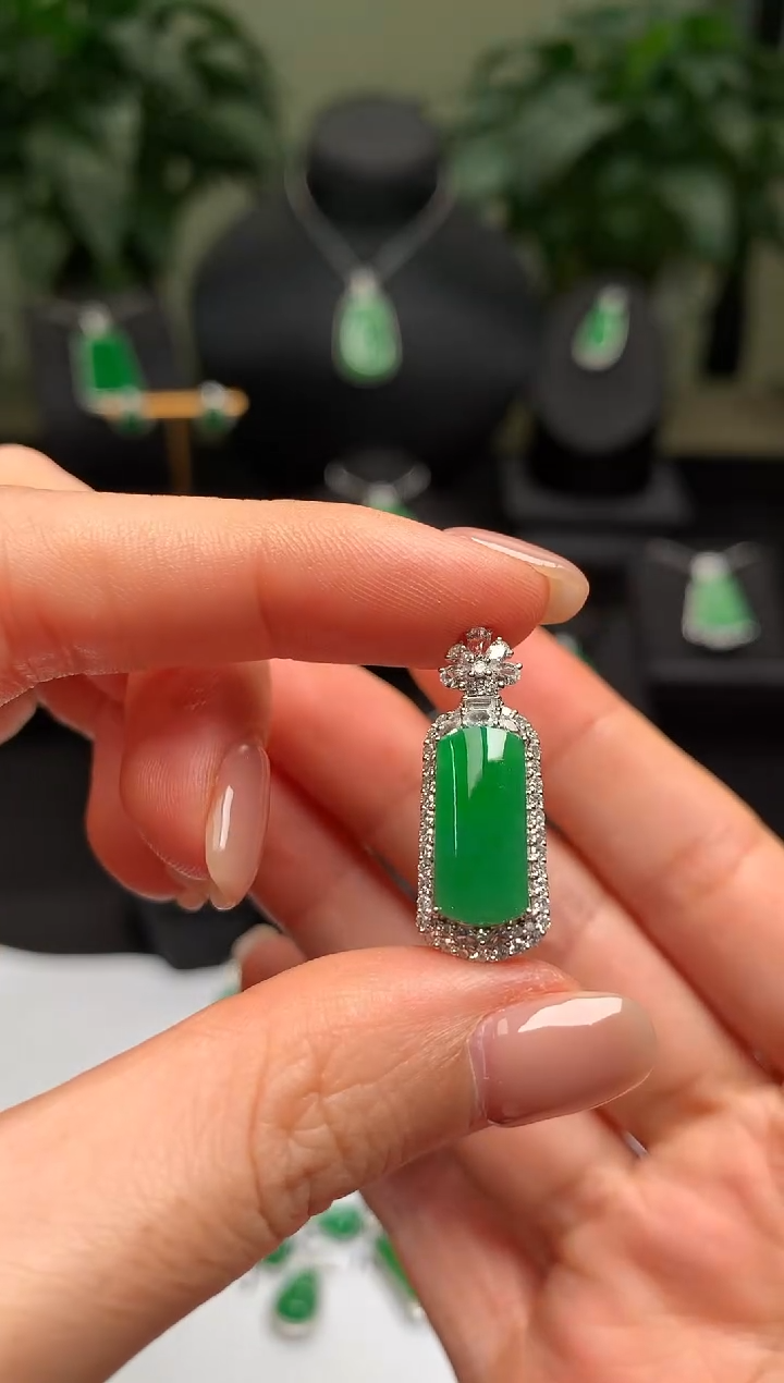 颈饰18K金镶嵌翡翠无事柱