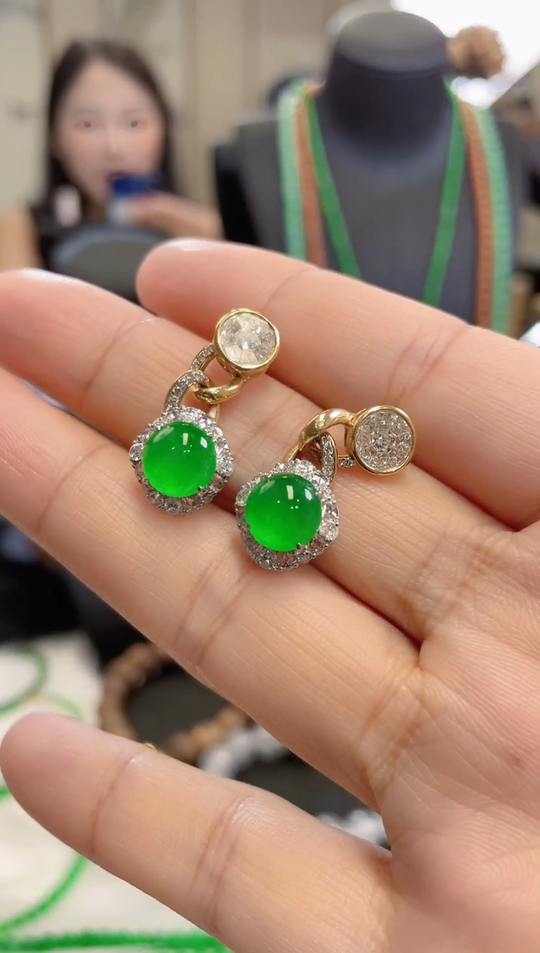 18K金镶嵌翡翠耳饰冰阳绿翡翠耳坠