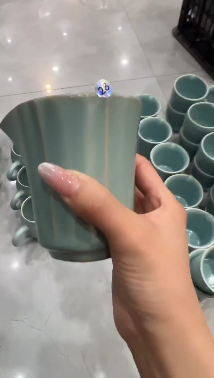 瓷片天青仿古花口公道杯大瑕28