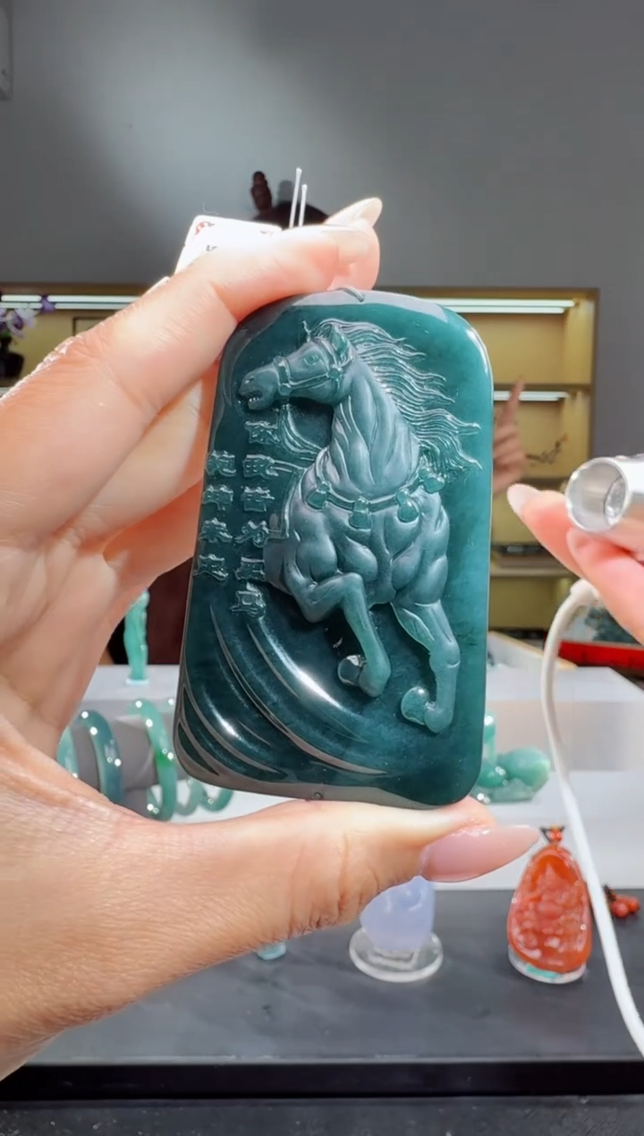 吊坠(赠链)未镶嵌翡翠马牌（多样性发其一）