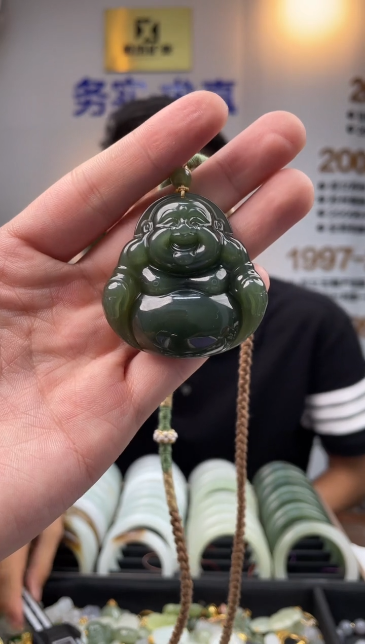 和田玉未镶嵌颈饰沙枣青佛公吊坠一件