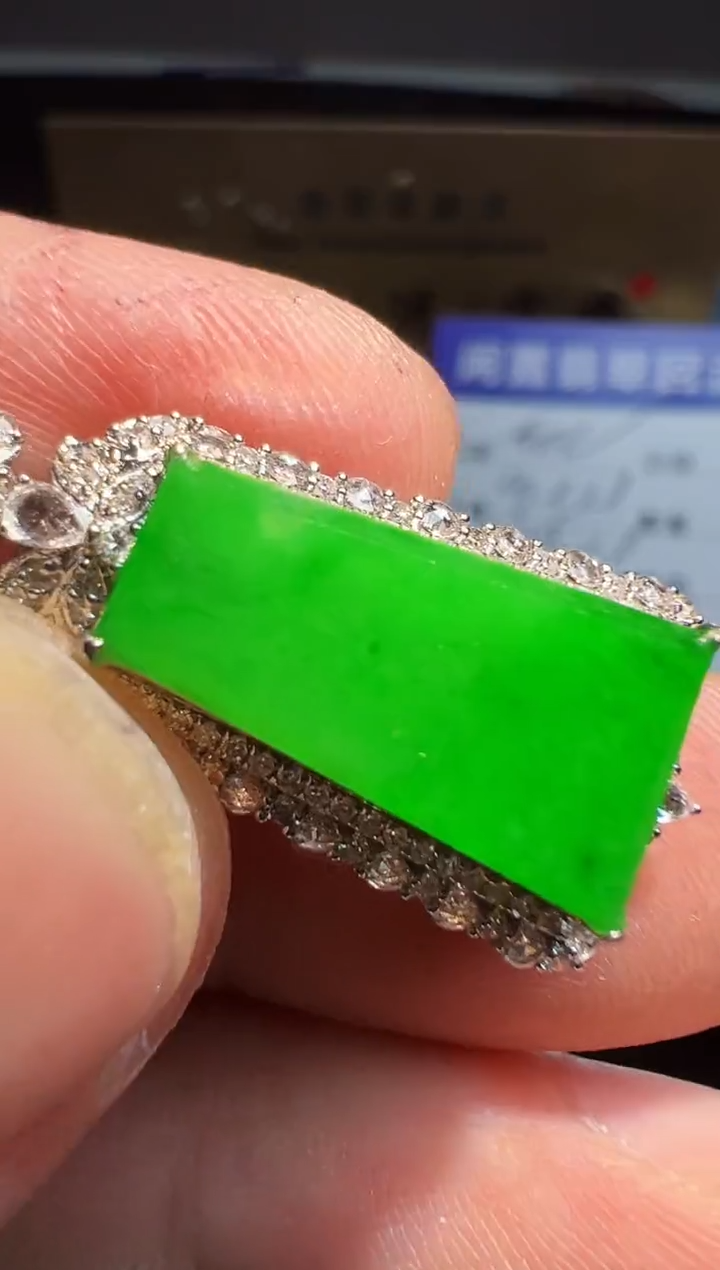 【闪购商品】翡翠颈饰18K金镶嵌翡翠回流
