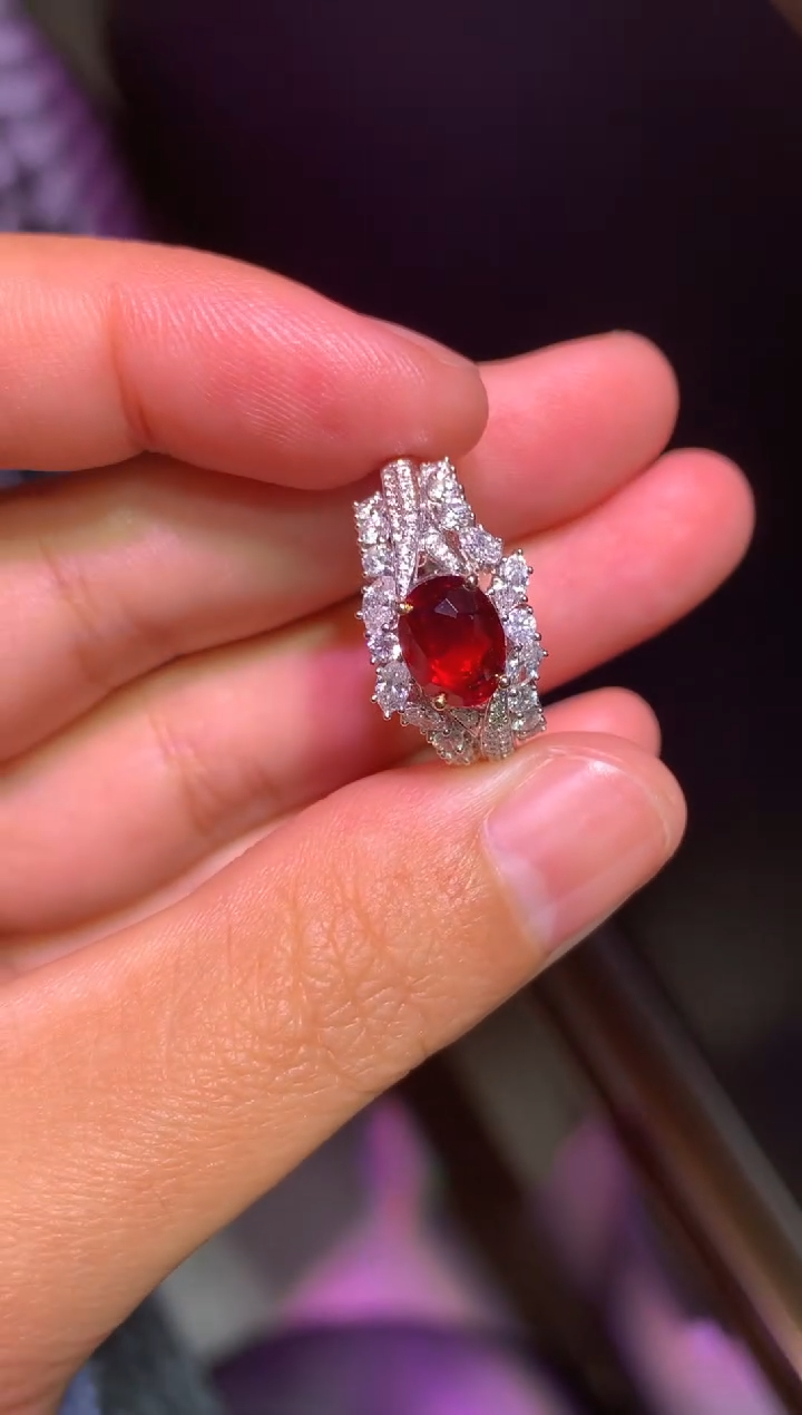 18K金镶嵌戒指红宝石2.01CT