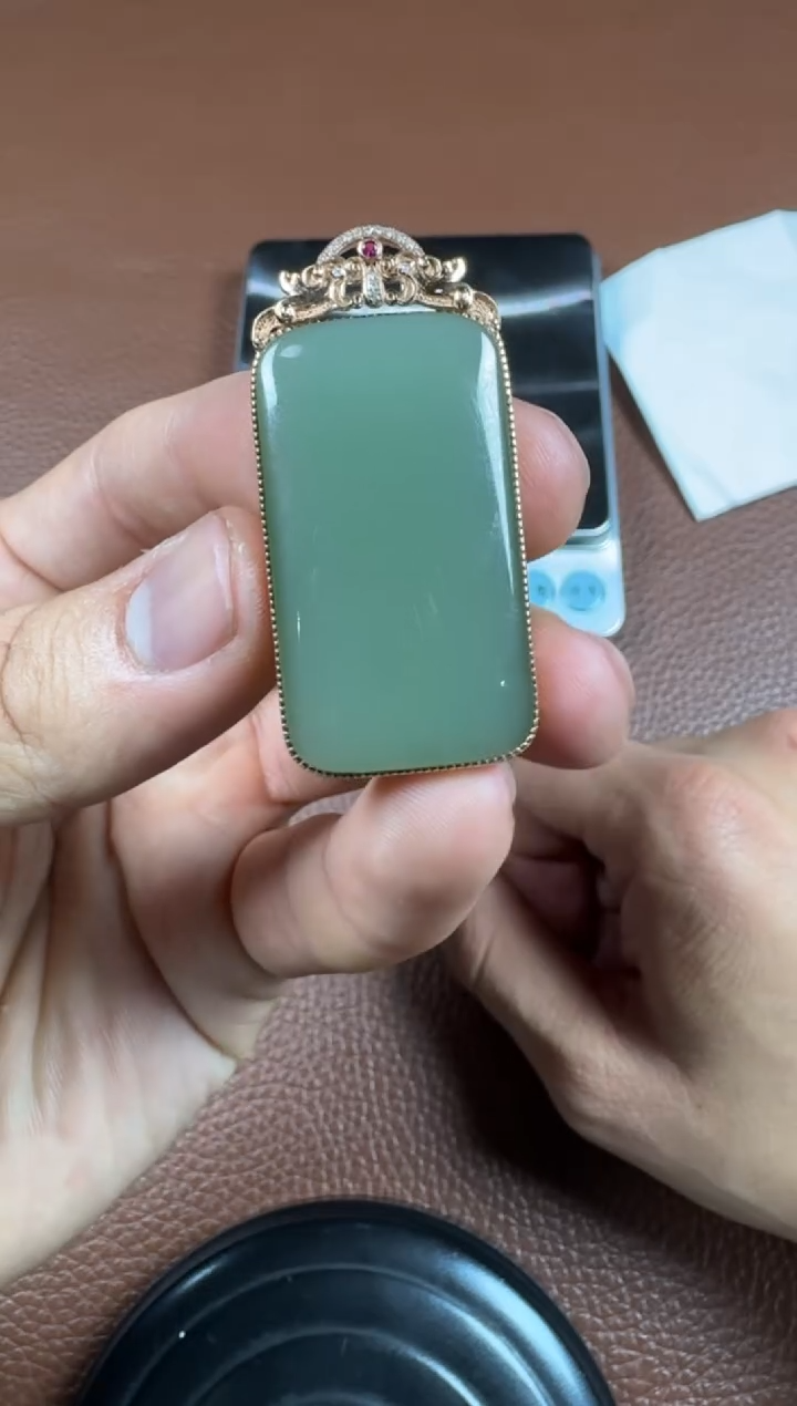 颈饰18K金镶嵌和田玉5