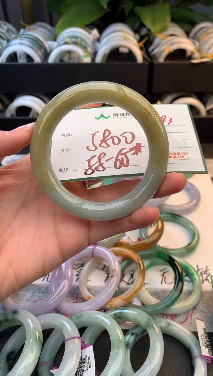 未镶嵌定制翡翠毛货需精细抛光+多人