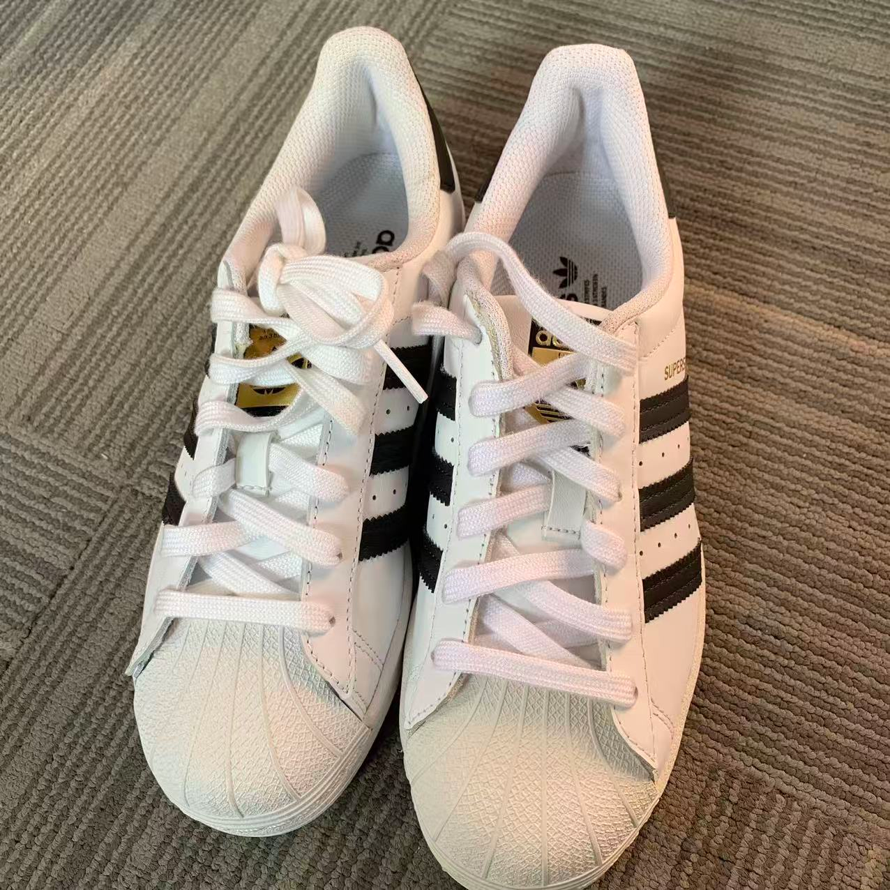 (瑕疵慎拍)adidas/阿迪达斯 女款贝壳头休闲板鞋EG4958-37