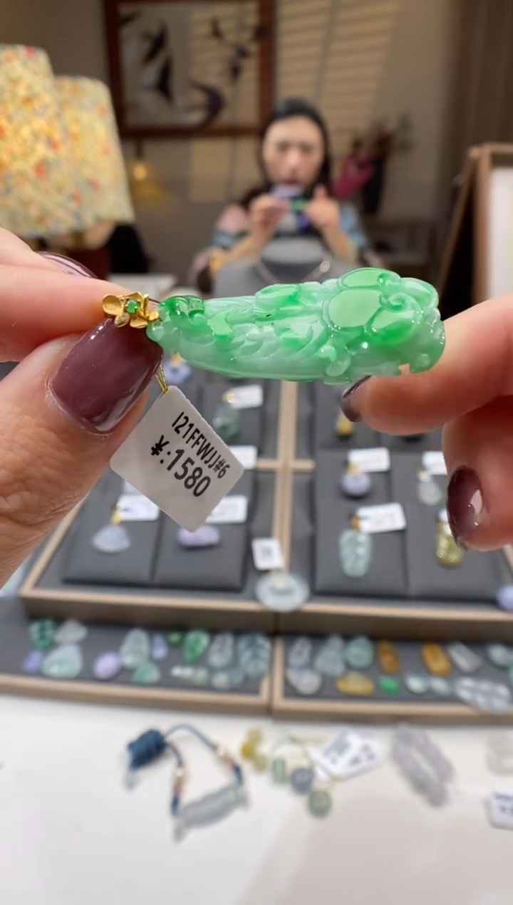 【闪购商品】翡翠颈饰18K金镶嵌白菜