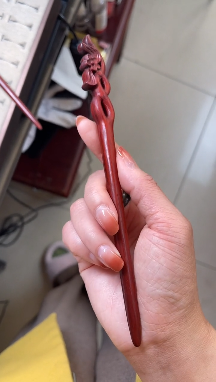 【闪购商品】染料紫檀（血檀）其他花发簪一支