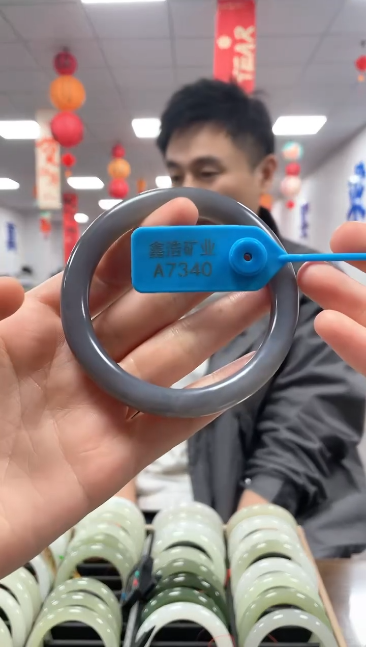 【闪购商品】和田玉手镯未镶嵌圈60 A7340 烟紫手镯一条