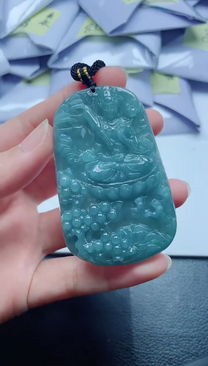 翡翠未镶嵌颈饰                
