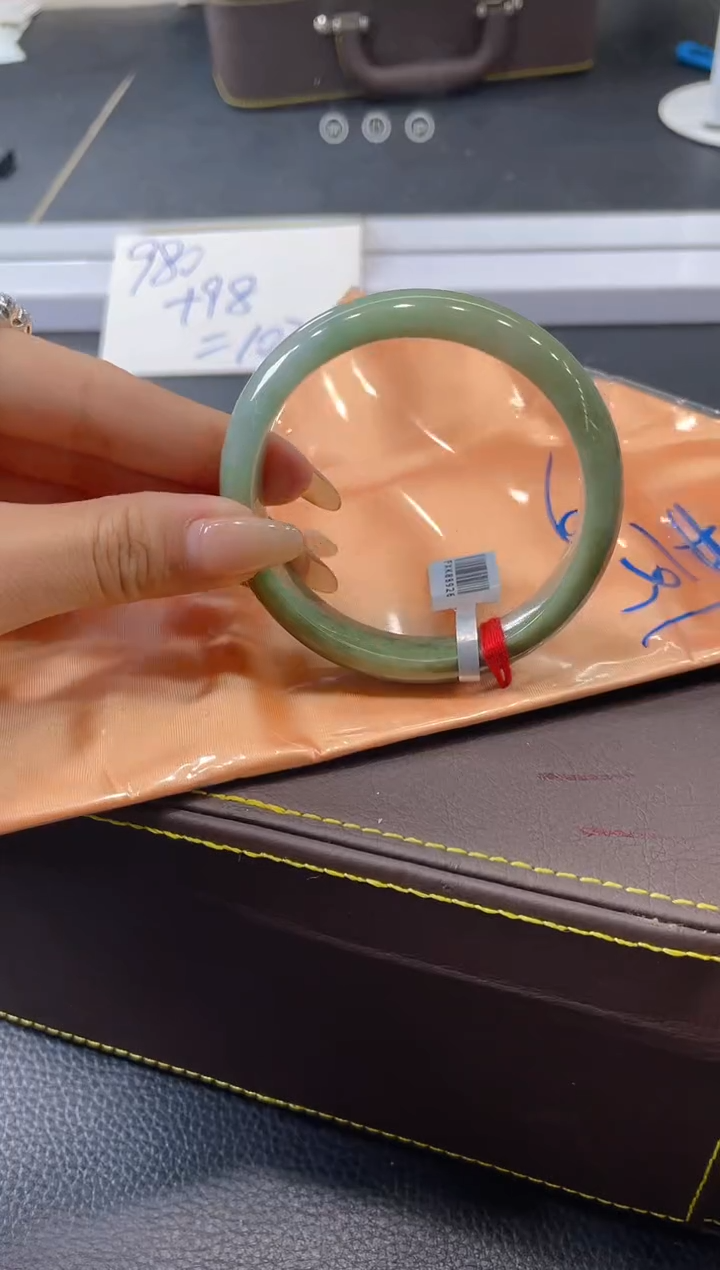 【闪购商品】翡翠手镯未镶嵌手镯