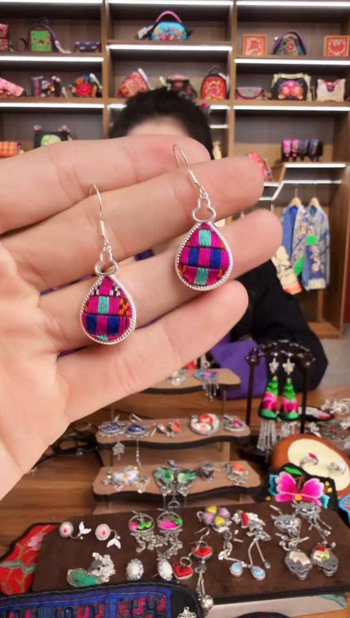 【闪购商品】织绣136蒙阿苏苗绣传承